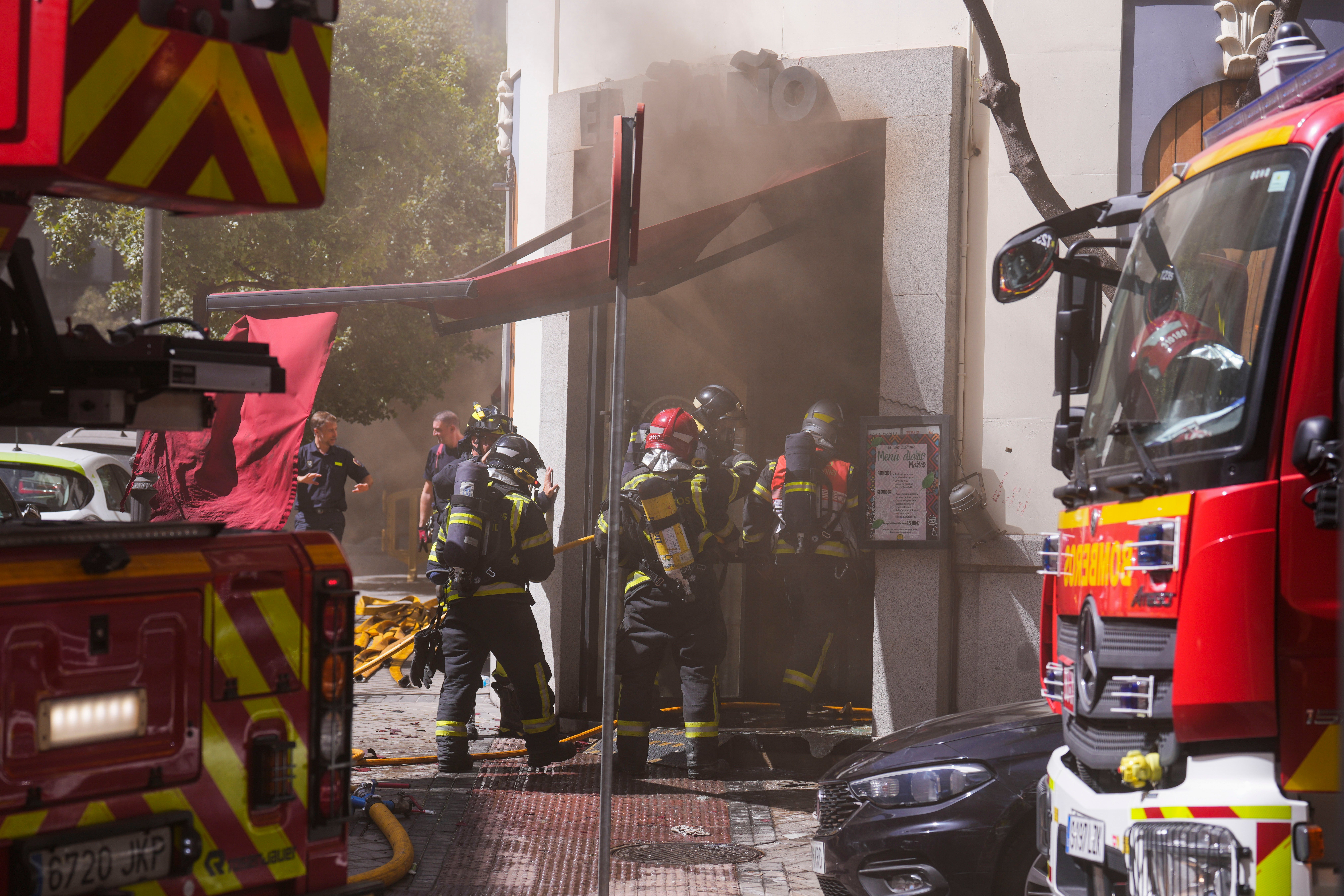 Bomberos trabajan en un incendio en una cocina de un restaurante en el distrito madrileño de Chamberí.