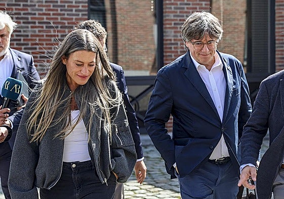 El expresidente catalán Carles Puigdemont, acompañado por la portavoz de Junts, Míriam Nogueras.
