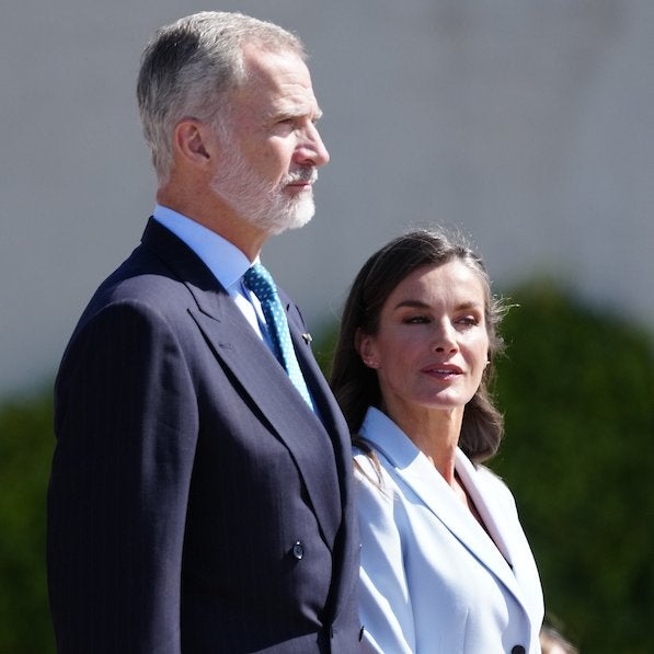 La reina Letizia viaja a Egipto con un traje de Hugo Boss agotado: elegante, entallado y muy favorecedor