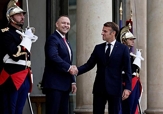 Saludo entre Nawrocki y Macron en París.