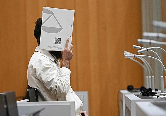 Suleiman Ataee, condenado este martes por el atentado de Mannheim, oculta su rostro al conocer la sentencia.