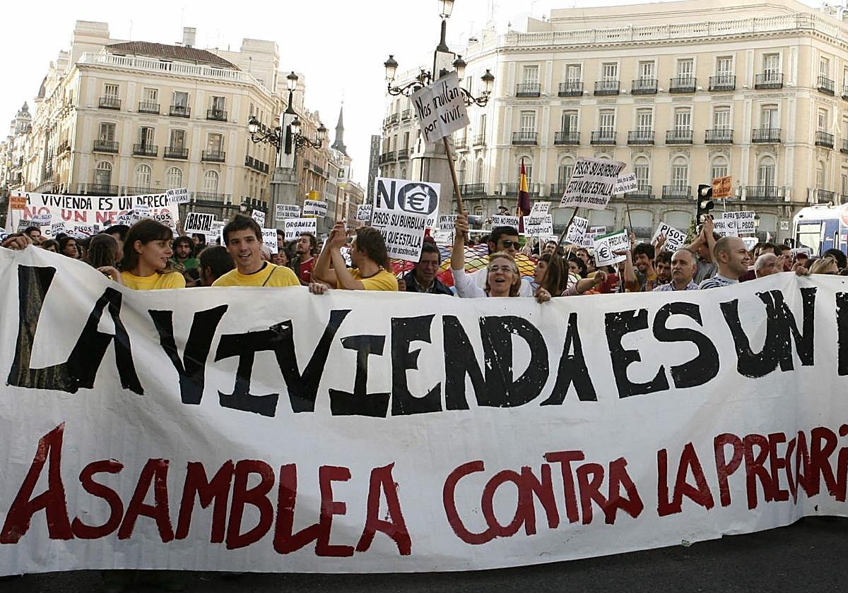 Jóvenes se manifiestan por una vivienda digna.