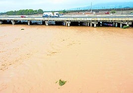 La rambla del Poyo, a su paso por la A-3 el día de la dana.