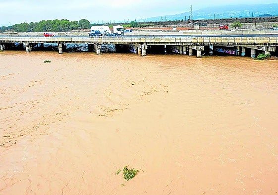 La rambla del Poyo, a su paso por la A-3 el día de la dana.