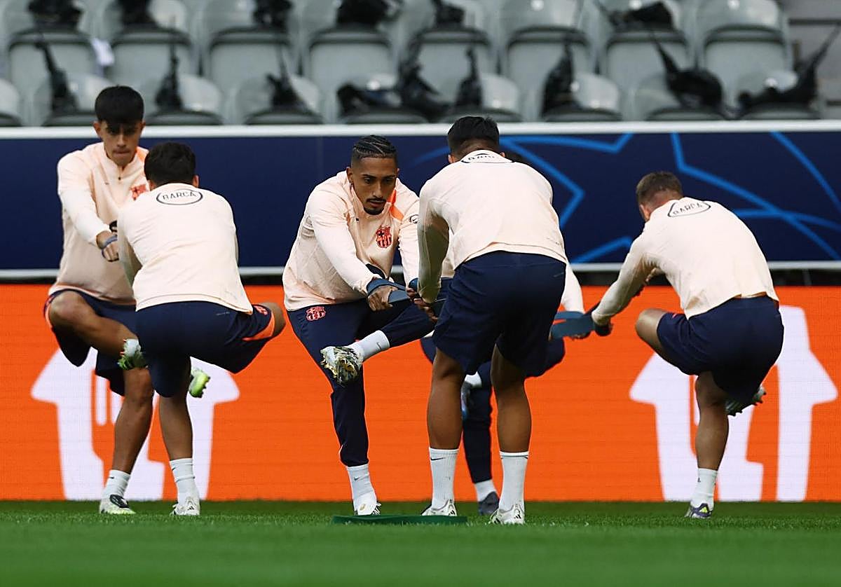 Los jugadores del Barça preparan el partido ante el Newcastle en St. James's Park.