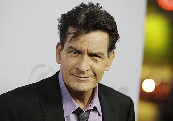 Charlie Sheen posa en la presentación de Scary Movie 5.