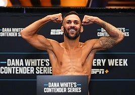 Hecher Sosa en el pesaje del Contender Series.