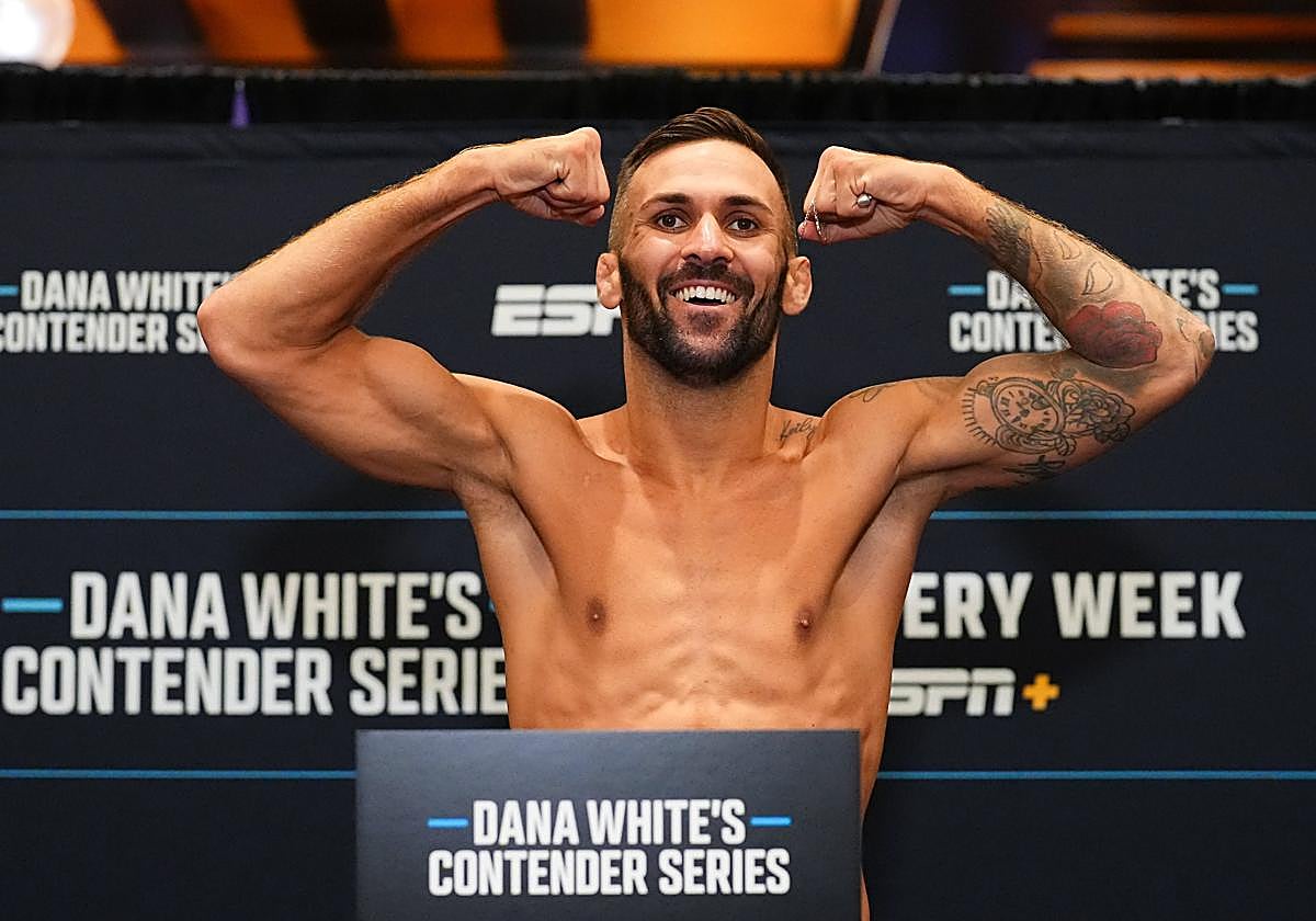 Hecher Sosa en el pesaje del Contender Series.