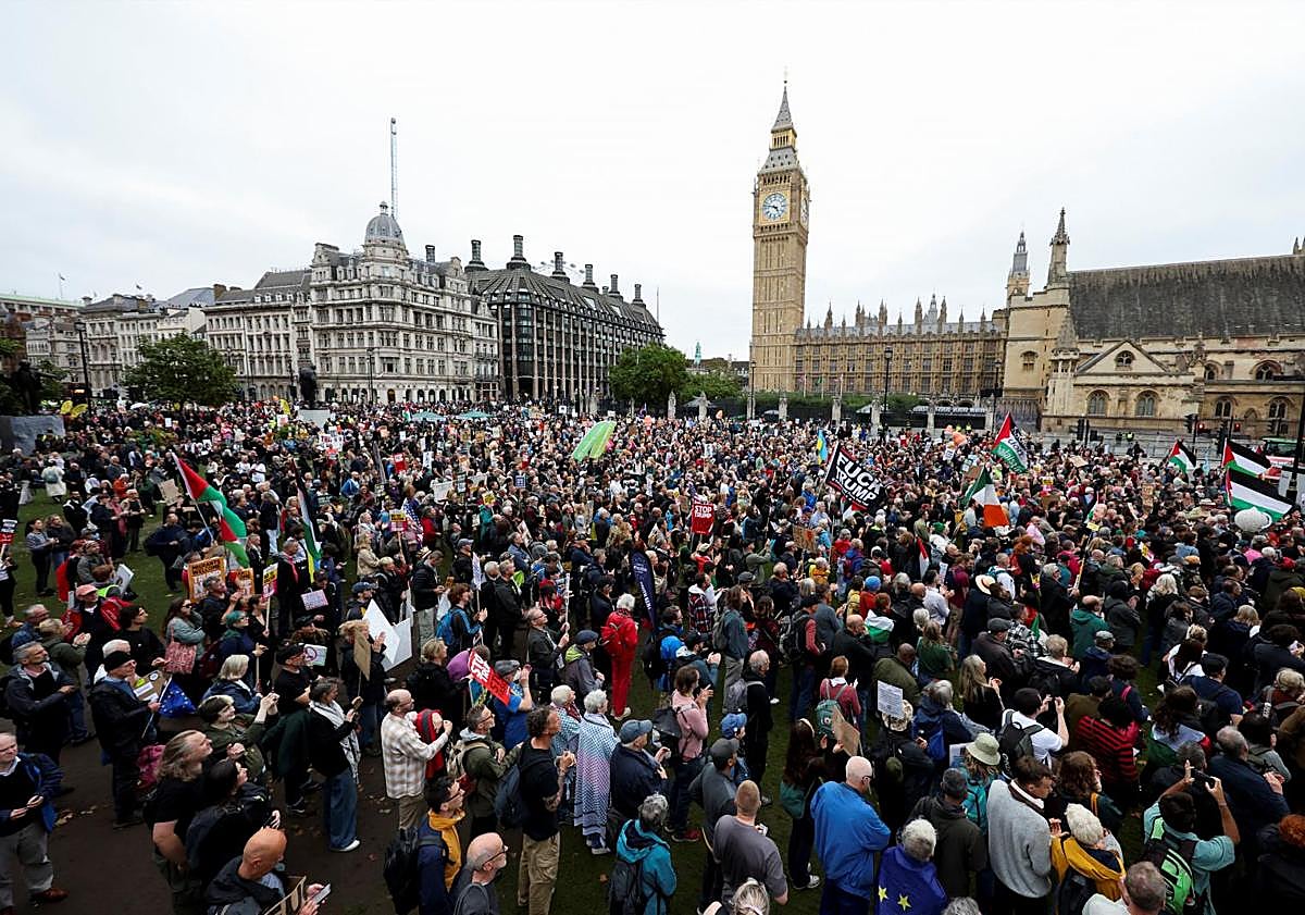 Imagen principal - Una multitud muestra su descontento hacia Trump en el centro de Londres.