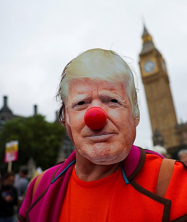 Imagen secundaria 2 - Una multitud muestra su descontento hacia Trump en el centro de Londres.