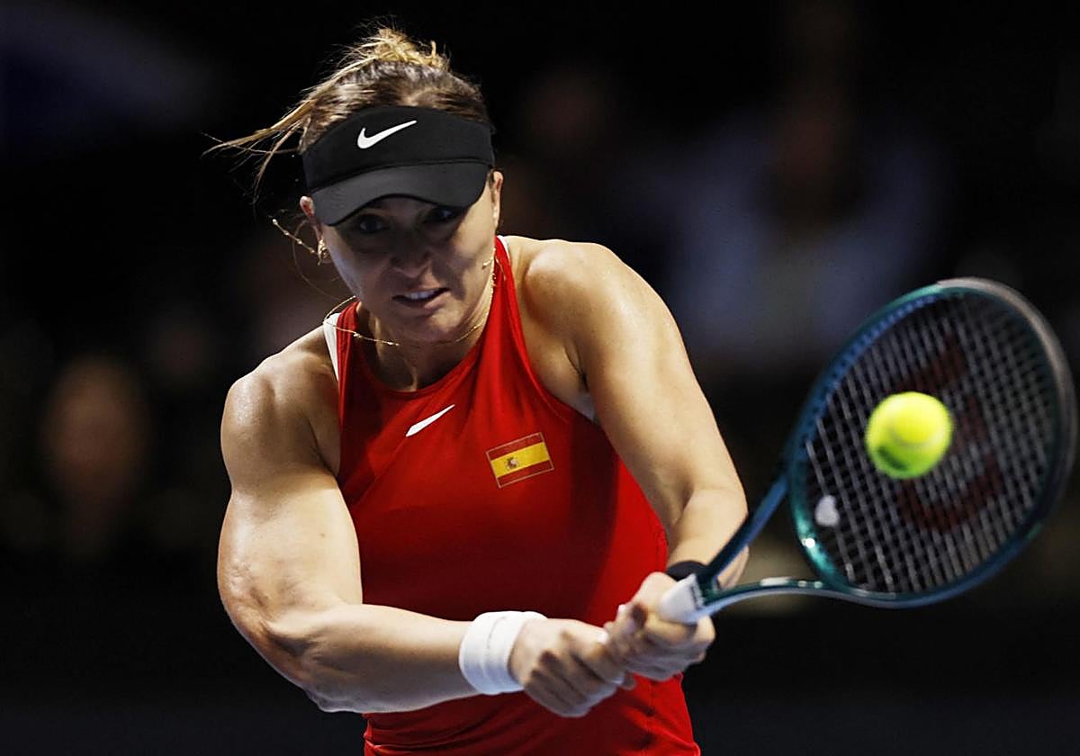 Paula Badosa golpea la bola durante el partido que la midió a Elina Svitolina.