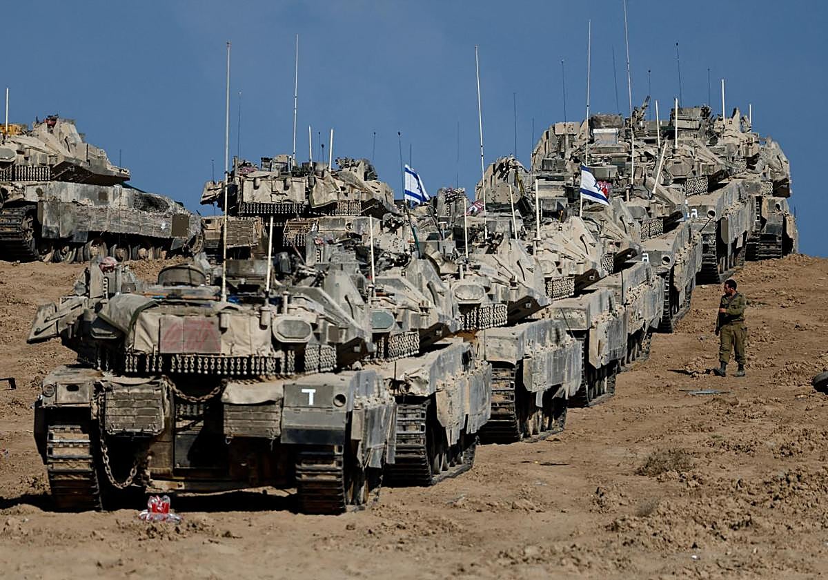 Una columna de tanques se dirige hacia Gaza City desde la frontera con Israel.