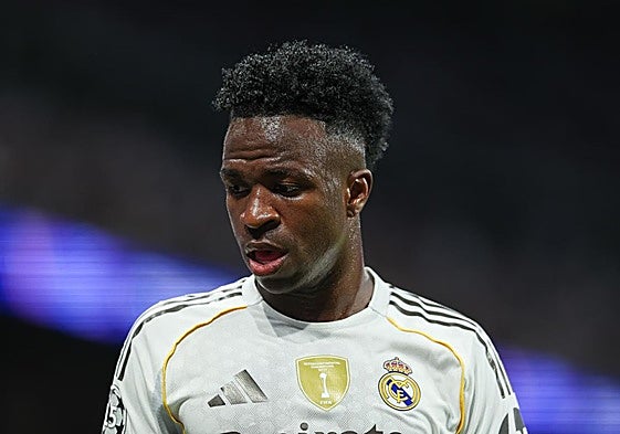 Vinicius, serio durante el Real Madrid-Olympique de Marsella.