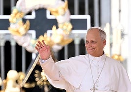 El Papa León XIV saluda en la Plaza de San Pedro el 17 de septiembre de 2025.