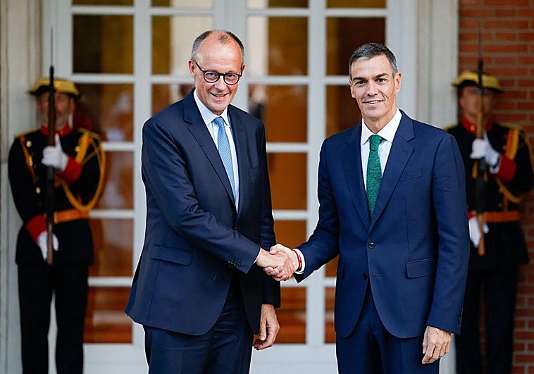 El canciller alemán, Friedrich Merz, y el presidente del Gobierno español, Pedro Sánchez, este jueves en el Palacio de la Moncloa.
