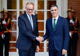 El canciller alemán, Friedrich Merz, y el presidente del Gobierno español, Pedro Sánchez, este jueves en el Palacio de la Moncloa.