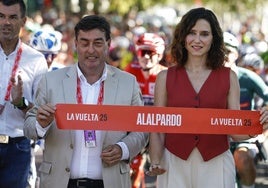 El alcalde de Alalpardo, Miguel Ángel Medranda, y Ayuso, en una etapa de la Vuelta.