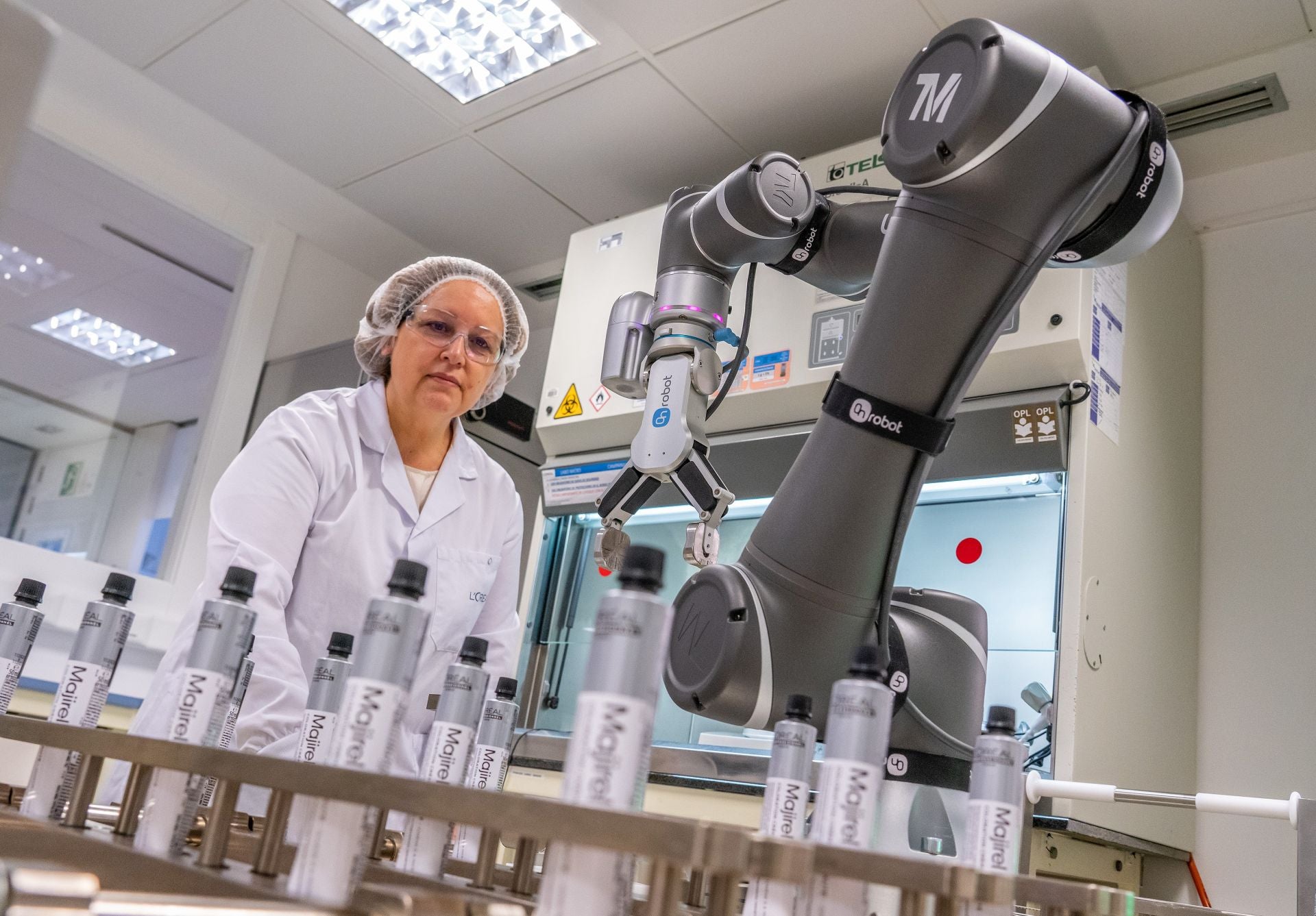 Mujer, trabajando en un laboratorio.
