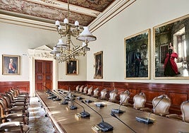 Sala del Consejo de Gobierno, con varios retratos, entre ellos los que hizo la fotógrafa Annie Leibovitz de los Reyes.
