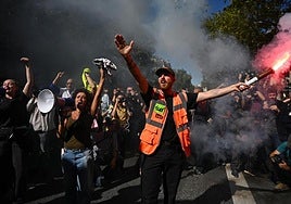Un grupo de manifestantes se manifiesta en Marsella contra los recortes.