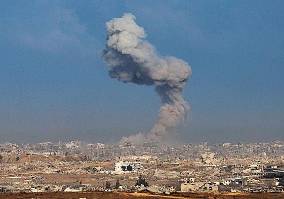 El humo se eleva tras un ataque aéreo israelí en el norte de Gaza.