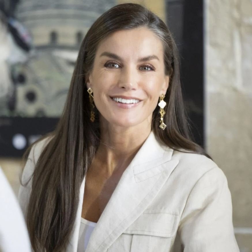 Letizia homenajea la moda egipcia con un look muy favorecedor: americana entallada y pendientes especiales