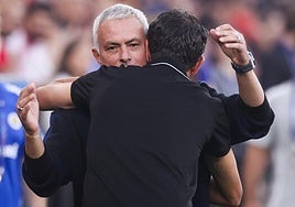 José Mourinho se abraza con Bruno Lage, exentrenador del Benfica.