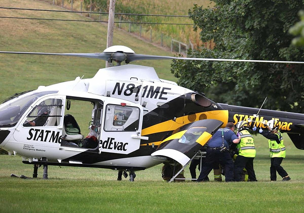Un policía es evacuado en helicóptero de la localidad de Codorus tras resultar herido en el tiroteo.