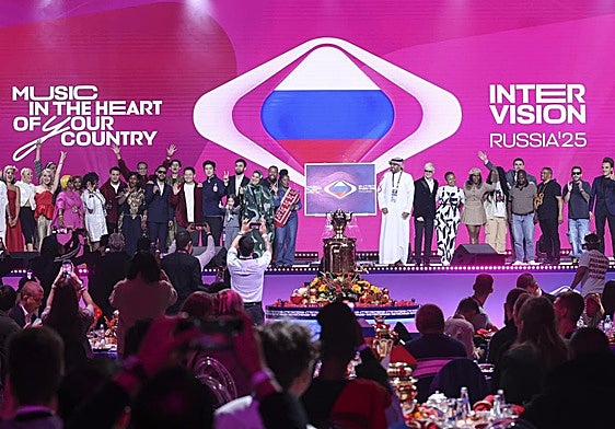 Plantel de artistas que competirán este sábado en el festival Intervisión, que se celebra en Moscú.