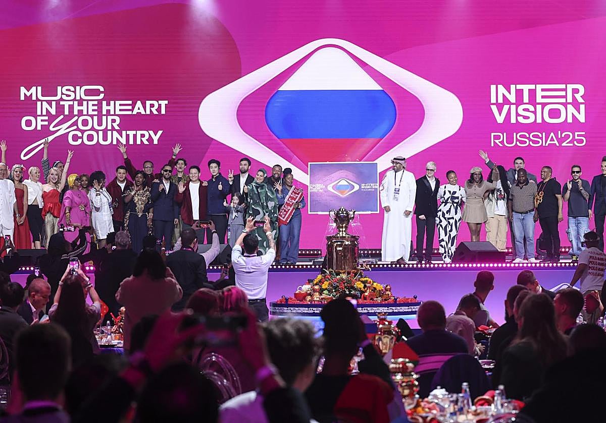 Plantel de artistas que competirán este sábado en el festival Intervisión, que se celebra en Moscú.