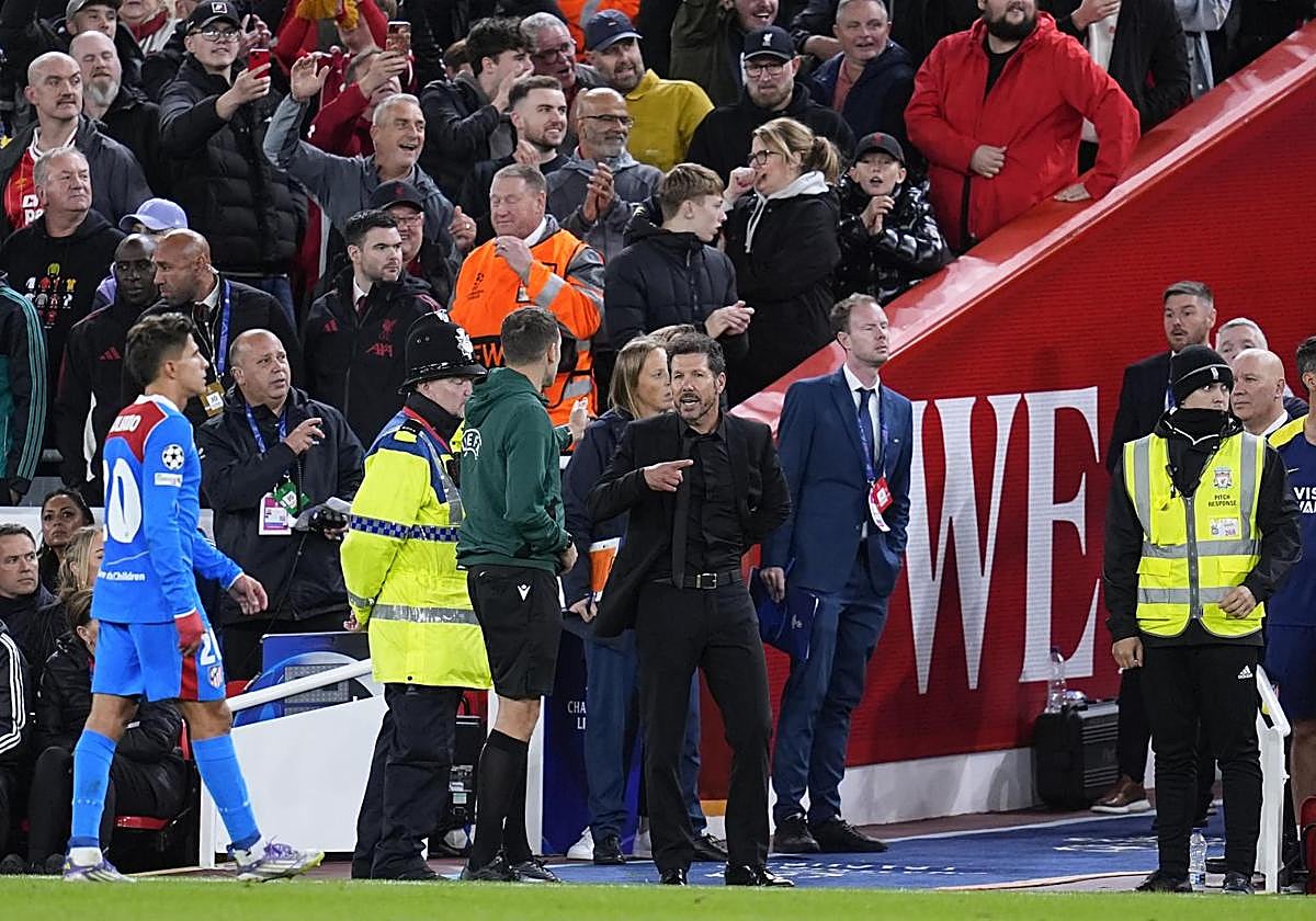 Simeone expulsado en Anfield