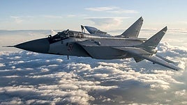 Un MiG-31 ruso en pleno vuelo.