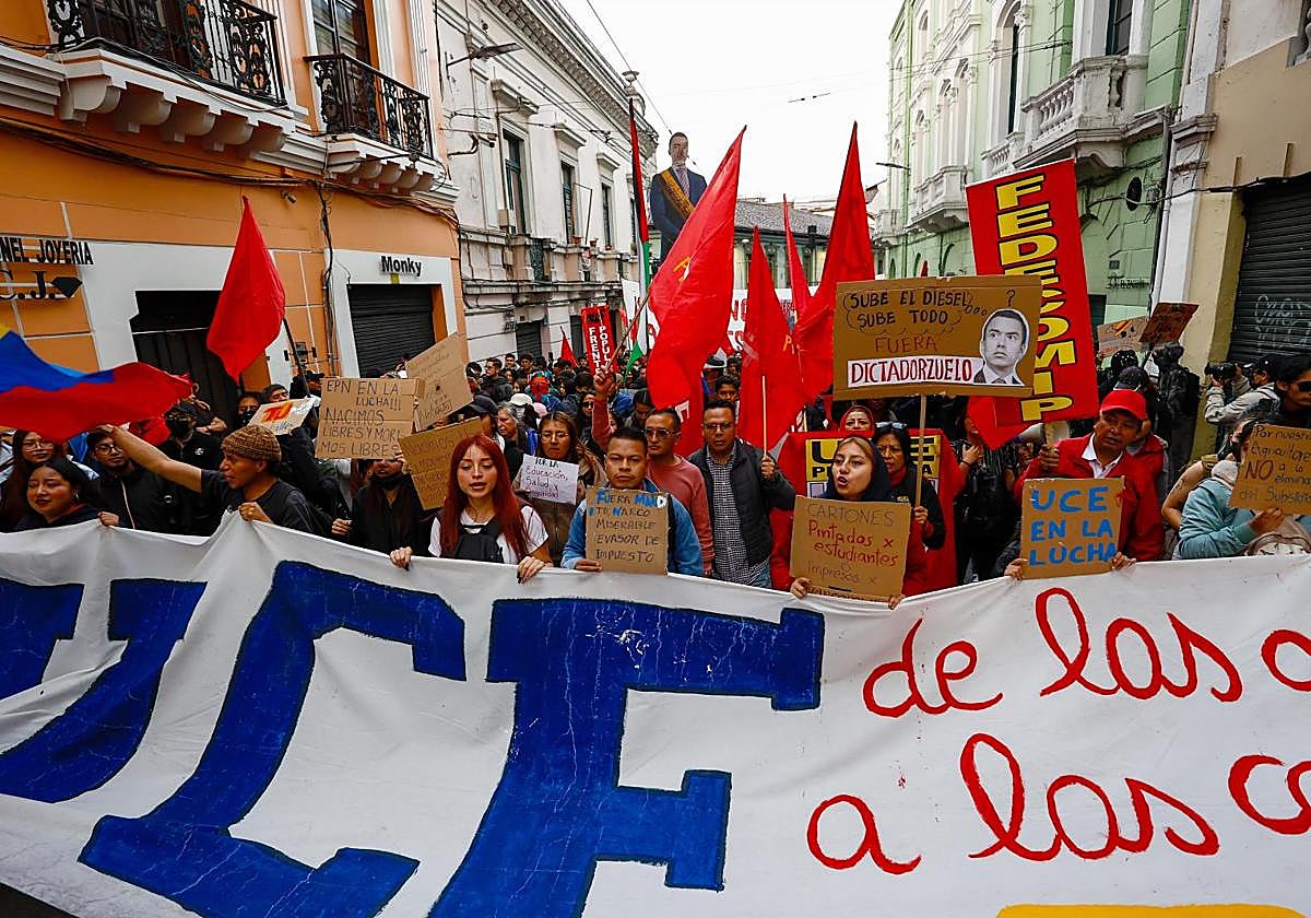 Manifestantes protestan en Quito por la decisión del Gobierno de eliminar el subsidio al diésel.