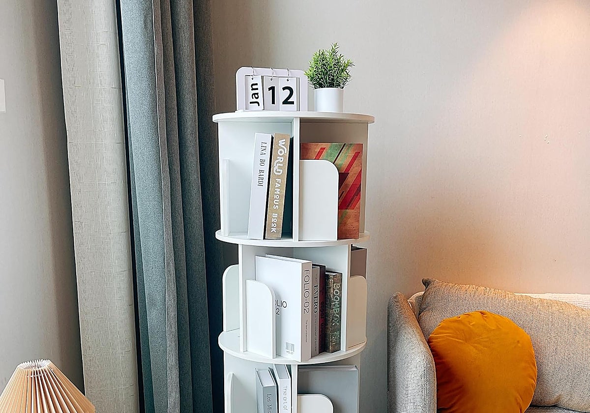 Organiza tu biblioteca con estilo con estas prácticas estanterías giratorias para libros