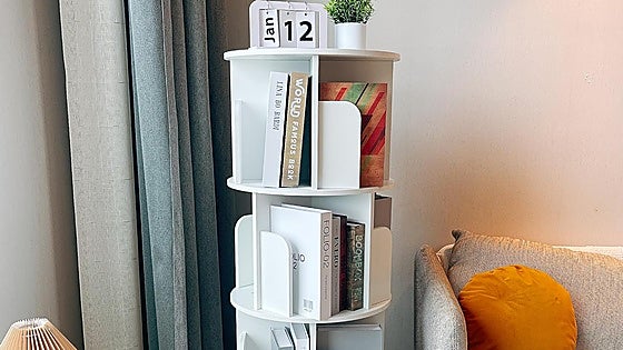 Organiza tu biblioteca con estilo con estas prácticas estanterías giratorias para libros