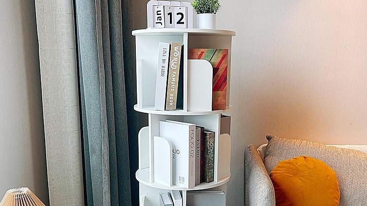 Organiza tu biblioteca con estilo con estas prácticas estanterías giratorias para libros