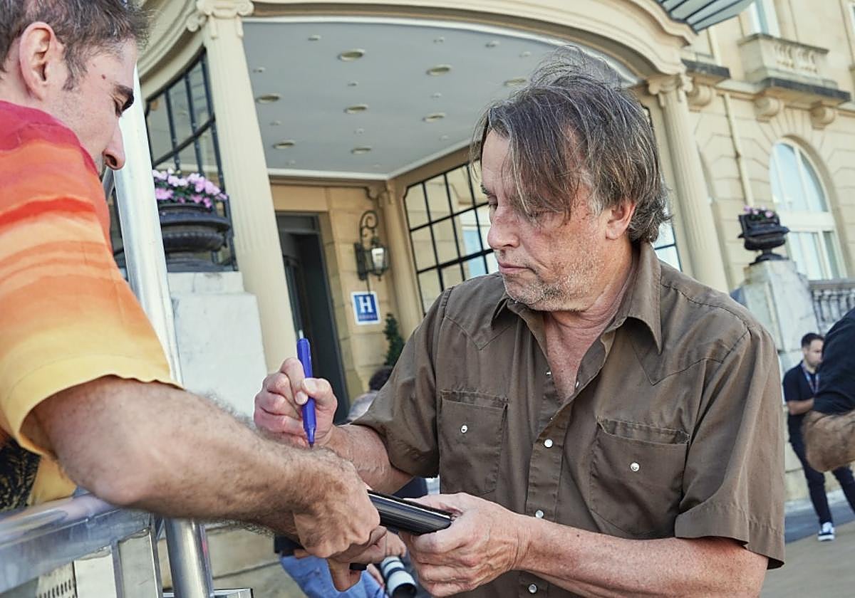 Richard Linklater firma autógrafos a su llegada a San Sebastián.