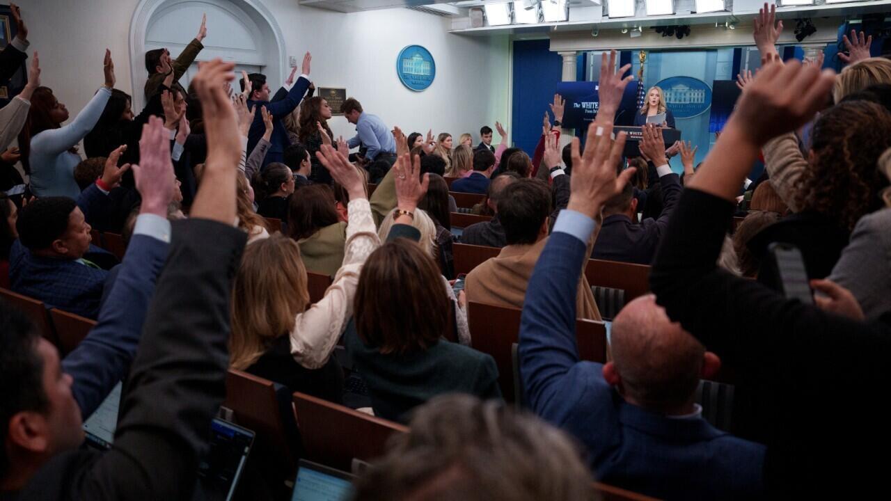 Los periodistas alzan la mano para preguntar a Karoline Leavitt, la portavoz gubernamental, en la sala de prensa de la Casa Blanca.