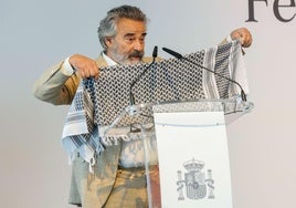 Eduard Fernández despliega una kufiya al recoger el Premio Nacional de Cine en Tabakalera.
