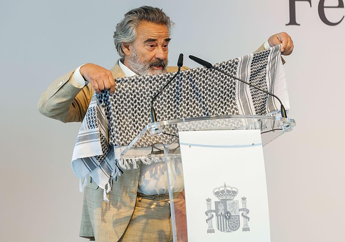 Eduard Fernández despliega una kufiya al recoger el Premio Nacional de Cine en Tabakalera.