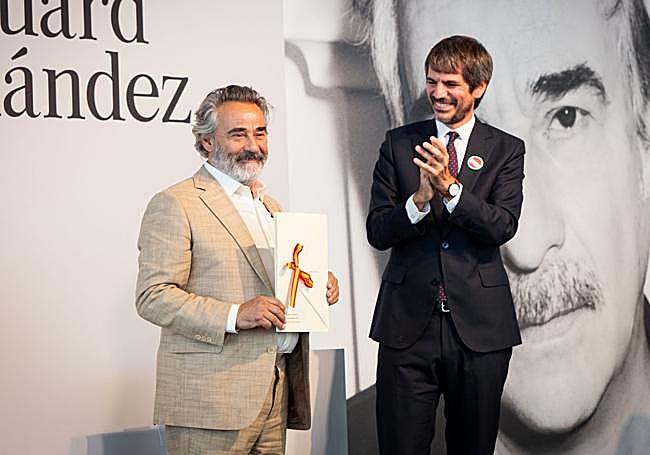 Eduard Fernández y el ministro de Cultura Ernest Urtasun.