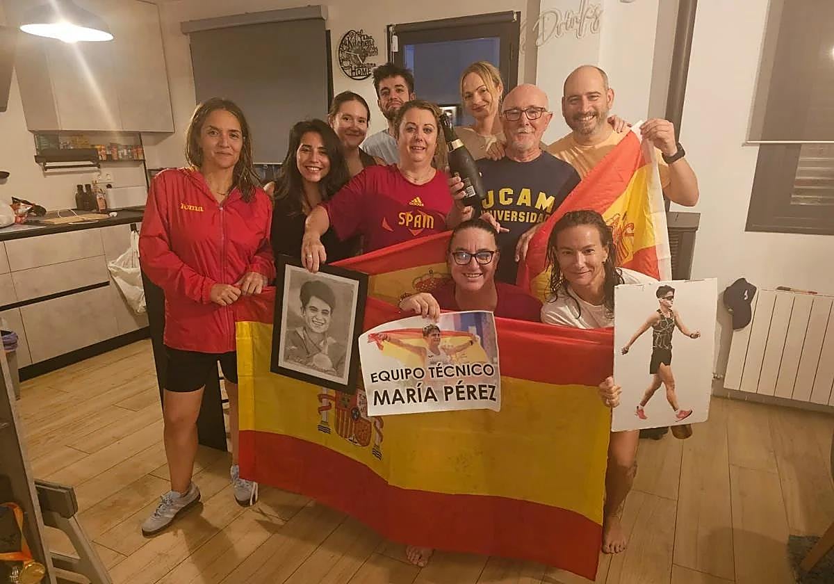 Familiares y amigos de María Pérez, en su casa durante la fiesta por su nuevo título.