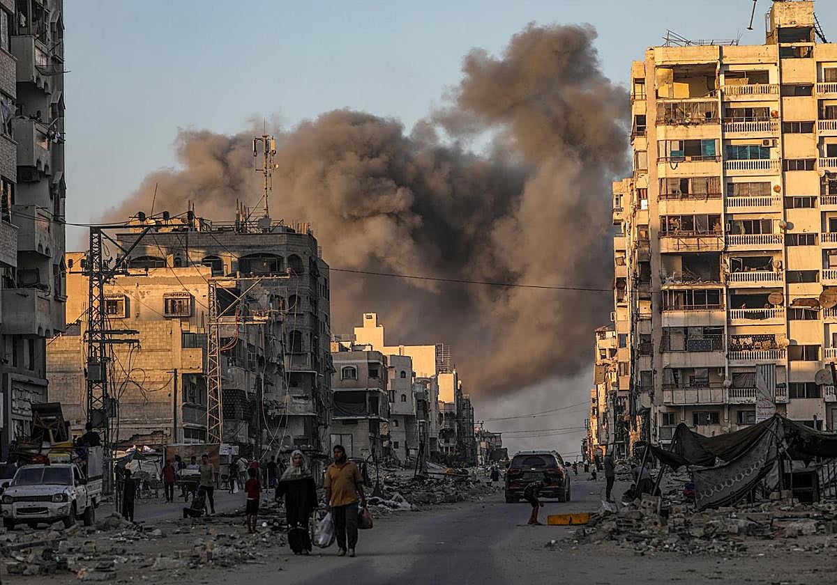 El humo de los incendios cubre Gaza City, donde aún queda medio millón de residentes.