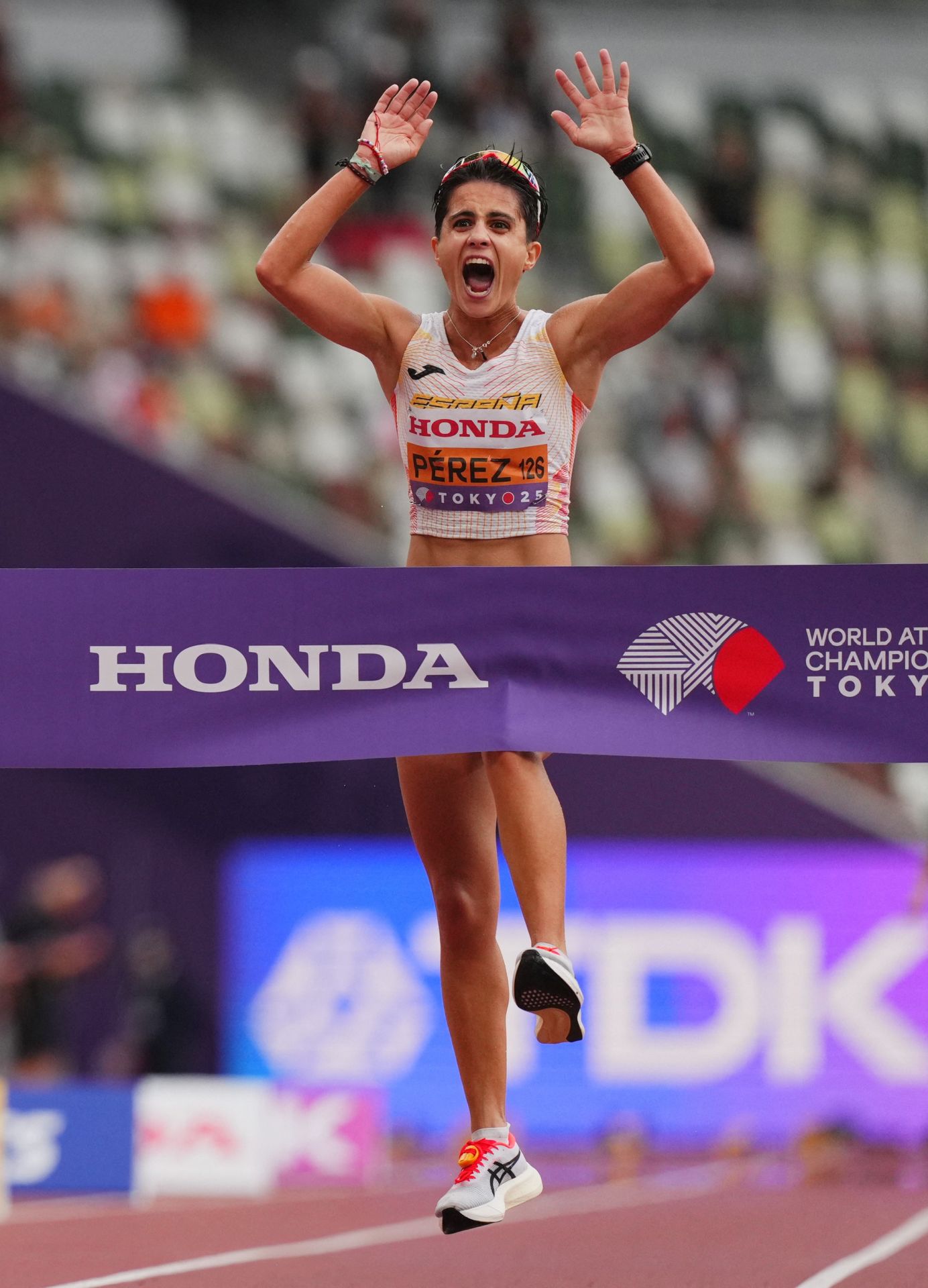 Imagen secundaria 2 - En la imagen superior, María Pérez con el grupo de las favoritas durante una parte de la carrera; debajo, la atleta granadina junto a las otros dos medallistas de la prueba, la mexicana Alegna Gonzalez (plata) y la japonesa Nanako Fujii (bronce); por último, Pérez entrando primera en los 20 kilómetros marcha en medio del aplauso del público en el estadio de Tokio.