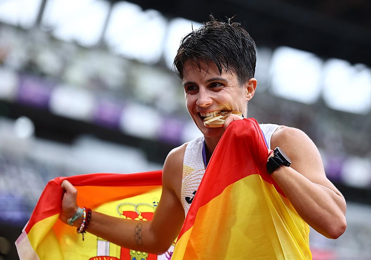 María Pérez festeja satisfecha su triunfo en la prueba mundial de los 20 kilómetros marcha.