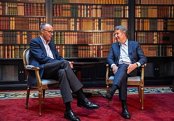 El canciller alemán, Friedrich Merz (i) y el presidente del Partido Popular, Alberto Núñez Feijóo