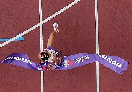 María Pérez cruza la meta en el estadio nacional de Japón.