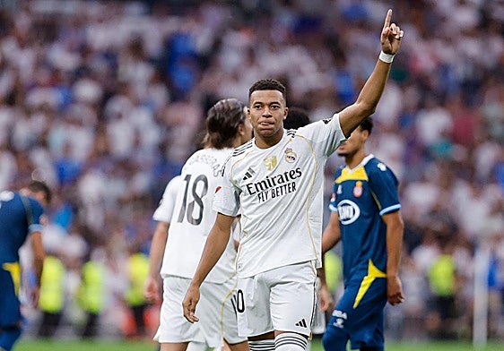 Kylian Mbappé celebra su gol al Espanyol.