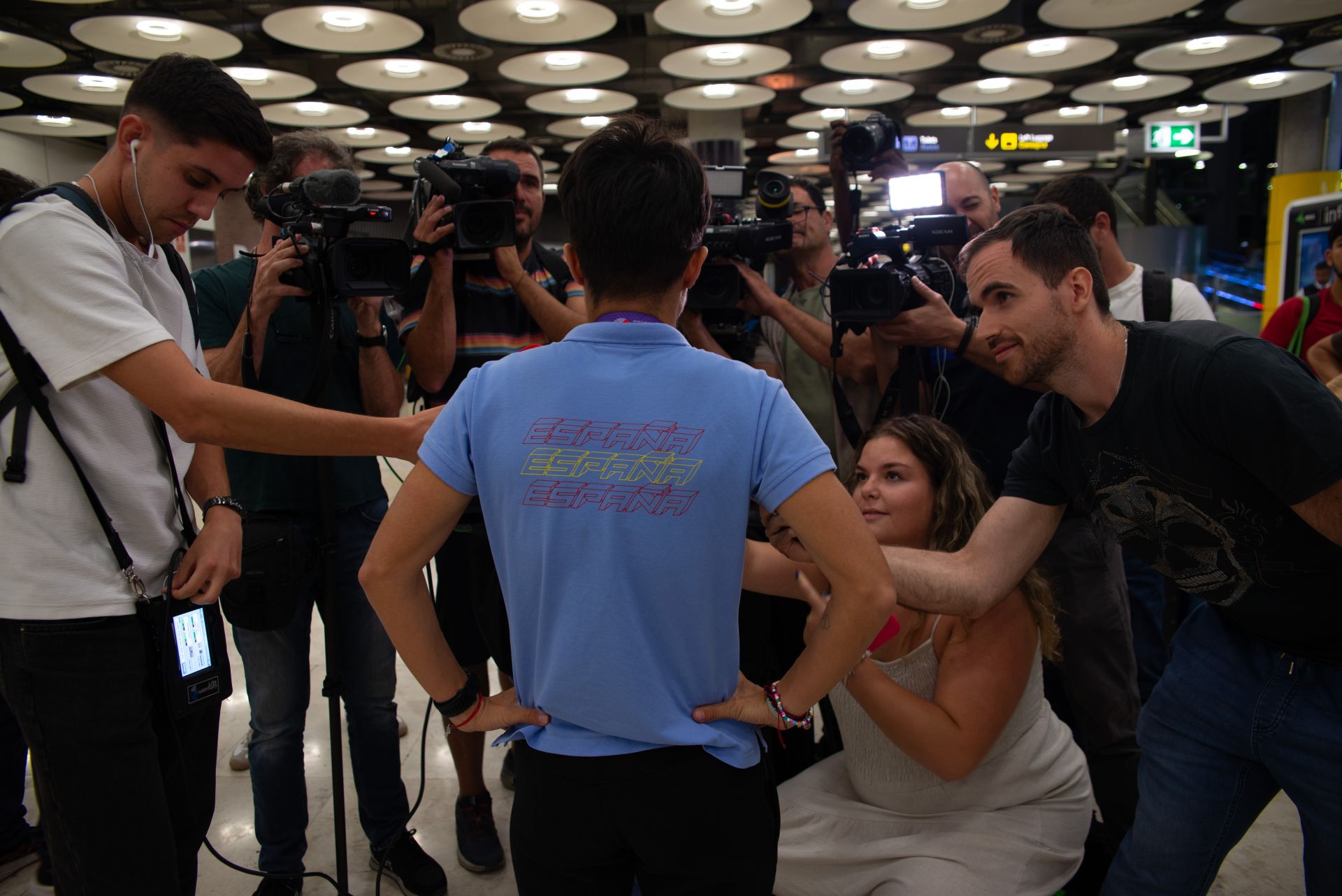 La expectación en el recibimiento a María ha sido muy grande y ella ha querido agradecer el cariño hablando con los medios de comunicación.