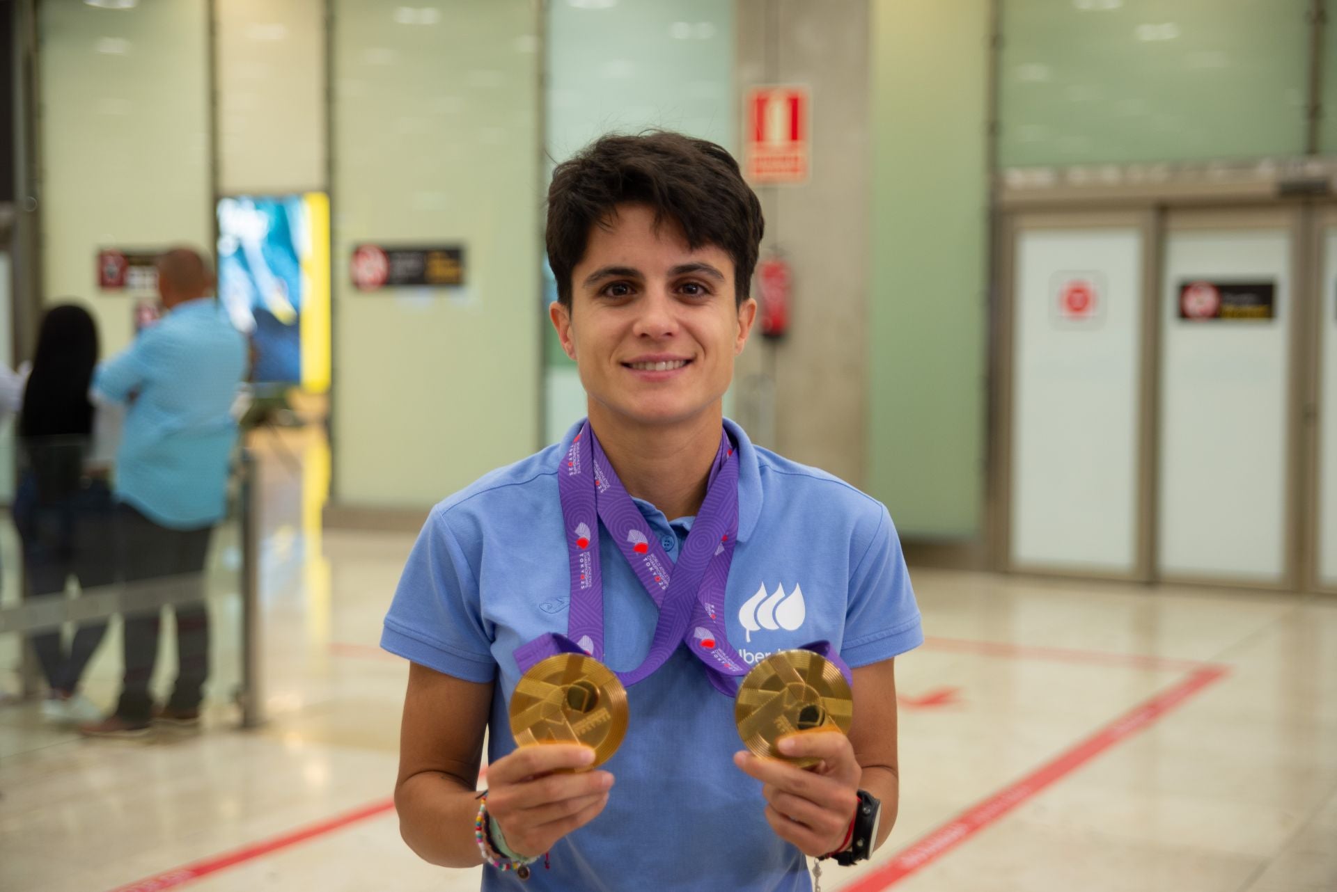 La marchadora granadina posa ordullosa con sus dos medallas de oro conquistadas en los Mundiales de Tokio.
